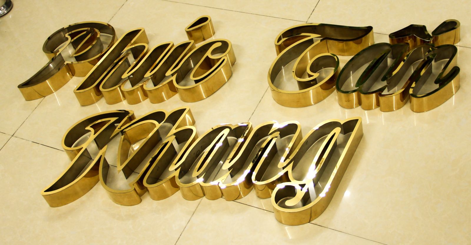 Thi Công Bảng Hiệu Mica