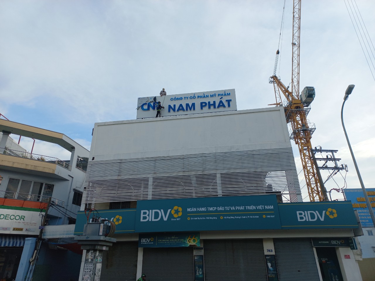 Thi công biển hiệu mica
