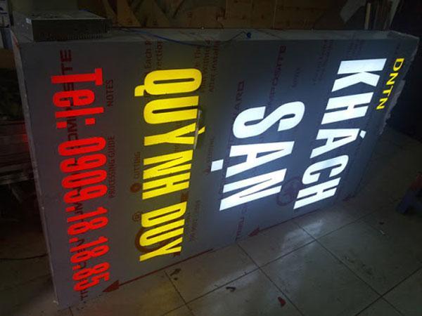 Biển Hộp Đèn Có Chân Đẹp