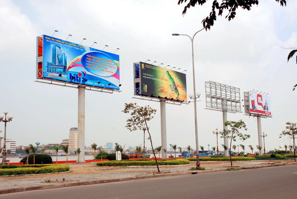Thi Công Biển Quảng Cáo Để Đường