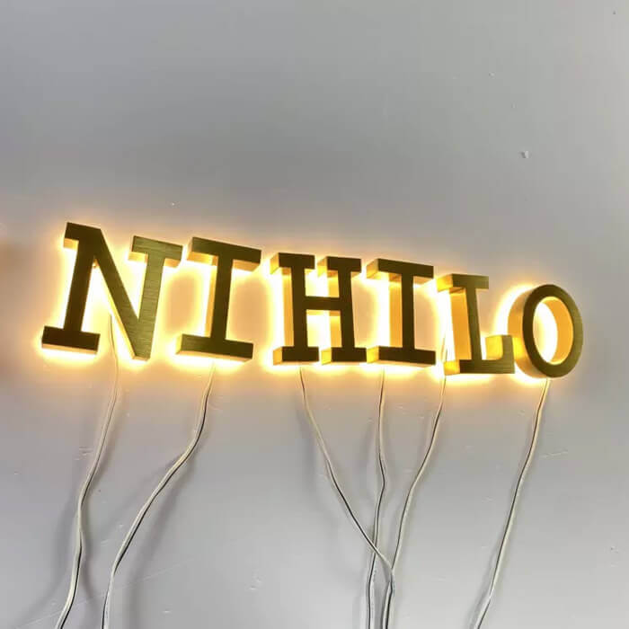 Mẫu Chữ Inox Vàng Hắt Sáng Chân Đẹp
