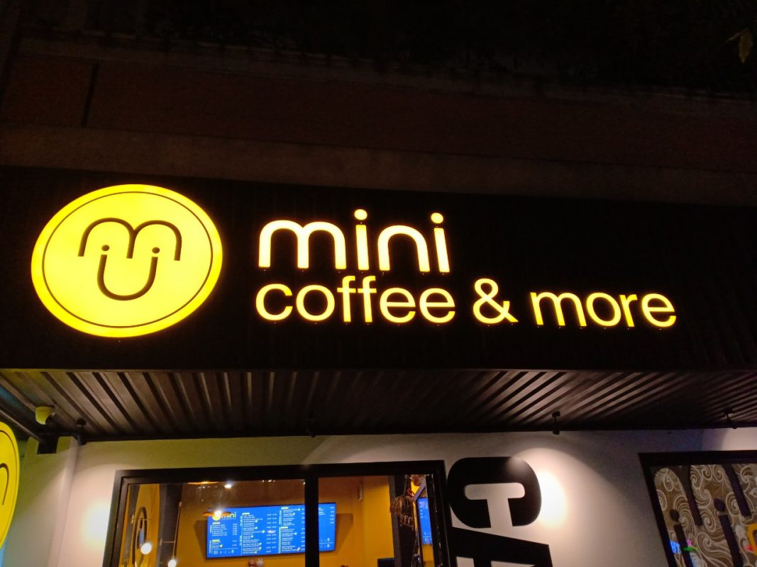 Bảng hiệu mica có đèn