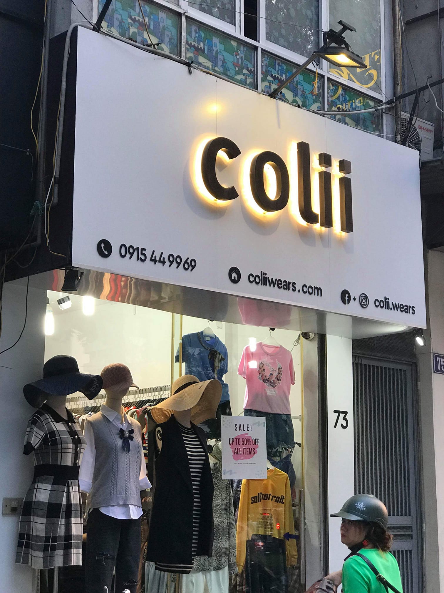 Mẫu biển quảng cáo shop quần áo đẹp