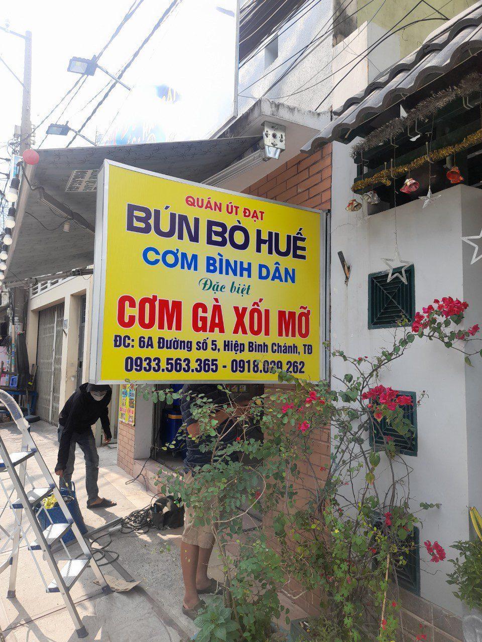Bảng hiệu hộp đèn treo