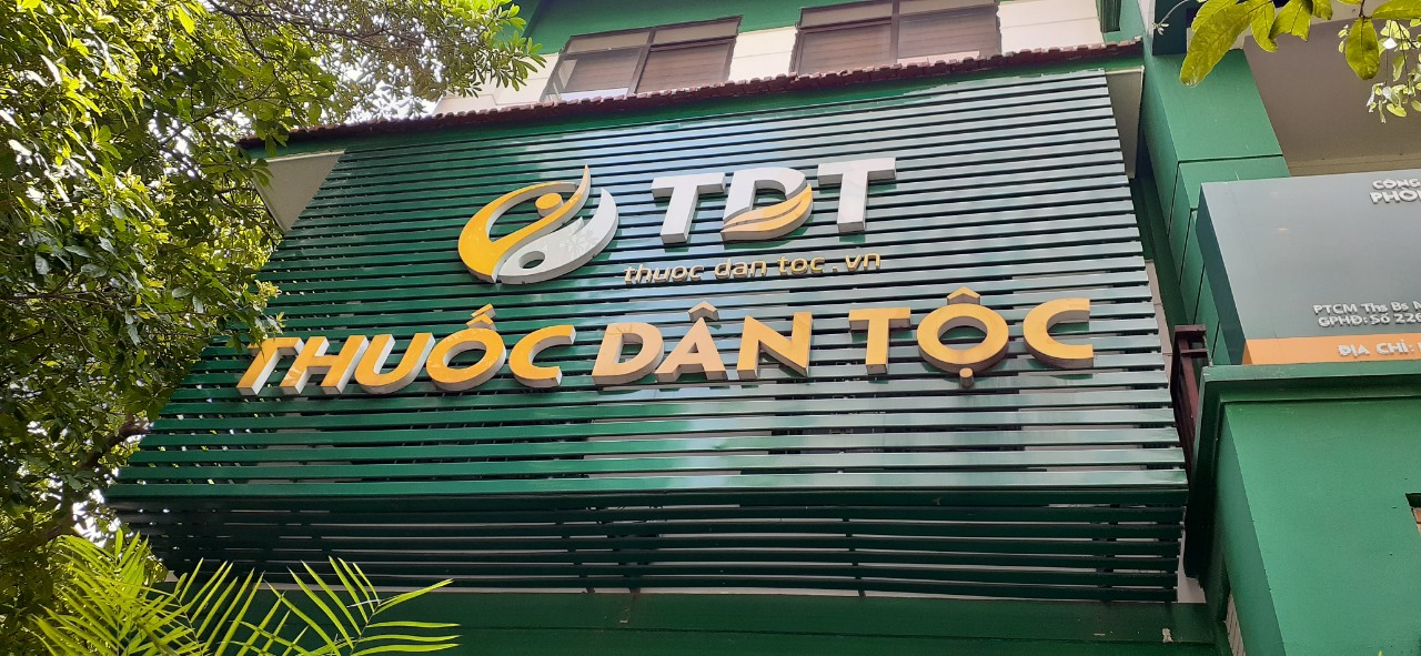 Làm biển quảng cáo bằng tôn